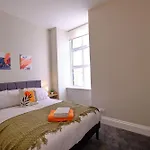 F1 Team Flat - 4 Separate Beds - Parking & 1gb Wifi *