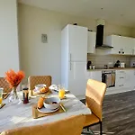 F1 Team Flat - 4 Separate Beds - Parking & 1gb Wifi
