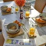 F1 Team Flat - 4 Separate Beds - Parking & 1gb Wifi *
