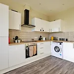 F1 Team Flat - 4 Separate Beds - Parking & 1gb Wifi Apartment