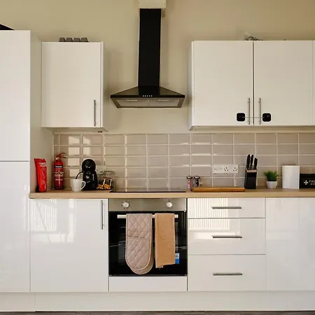 Large 2-3 Bed Free Parking, En-suite *