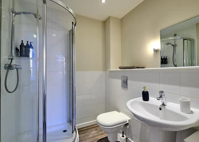 Апартаменты F1 Team Flat - 4 Separate Beds - Parking & 1gb Wifi Харрогейт