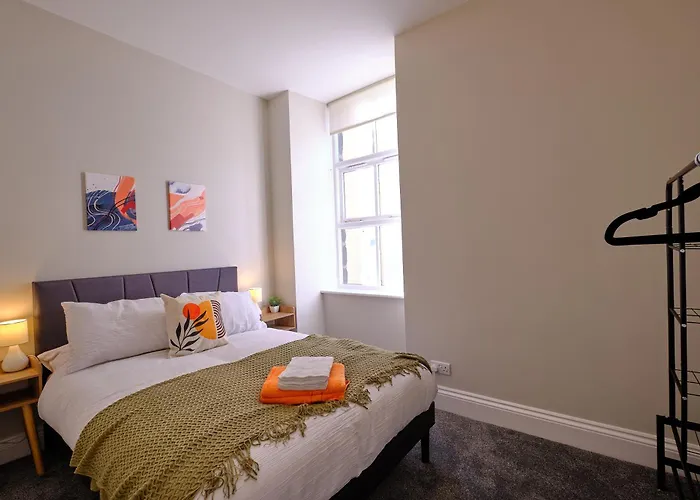 F1 Team Flat - 4 Separate Beds - Parking & 1gb Wifi *