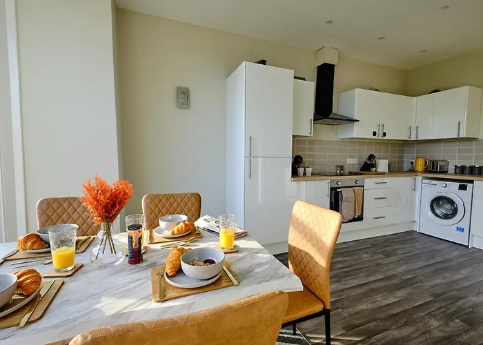 F1 Team Flat - 4 Separate Beds - Parking & 1gb Wifi