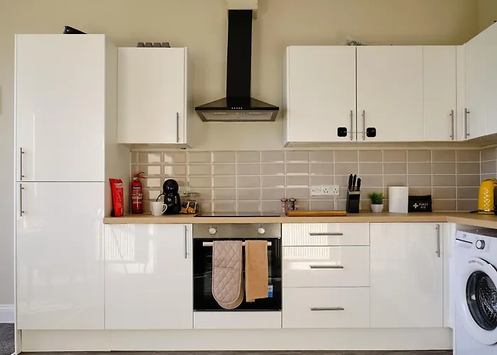 F1 Team Flat - 4 Separate Beds - Parking & 1gb Wifi *