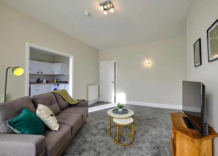 F1 Team Flat - 4 Separate Beds - Parking & 1gb Wifi