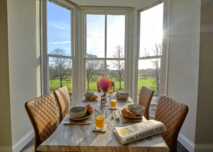 Апартаменты F1 Team Flat - 4 Separate Beds - Parking & 1gb Wifi *