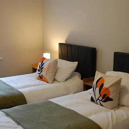 Large 2-3 Bed Free Parking, En-suite Apartment