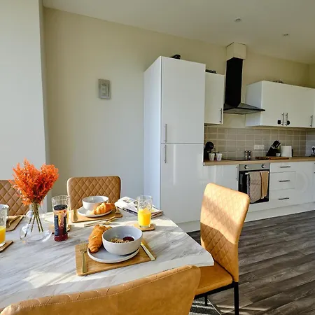 F1 Team Flat - 4 Separate Beds - Parking & 1gb Wifi