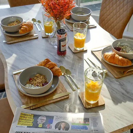 F1 Team Flat - 4 Separate Beds - Parking & 1gb Wifi *