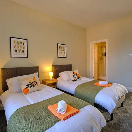 Large 2-3 Bed Free Parking, En-suite Harrogate