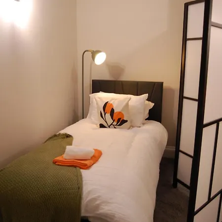 Large 2-3 Bed Free Parking, En-suite Apartment Harrogate