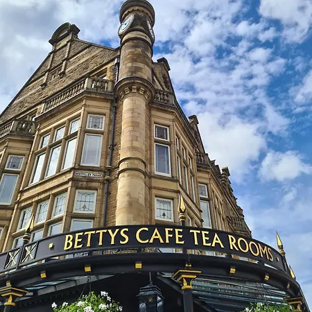 Large 2-3 Bed Free Parking, En-suite * Harrogate
