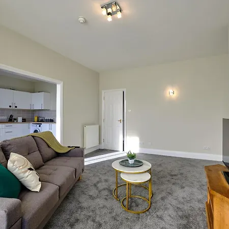 Large 2-3 Bed Free Parking, En-suite