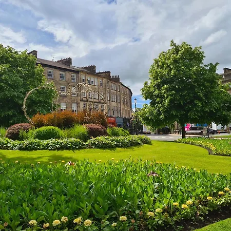 Large 2-3 Bed Free Parking, En-suite Apartment *